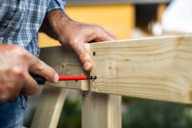 Ahşap tahtalar üzerinde iş başında Craftsman.