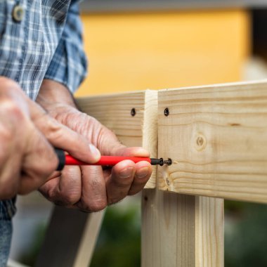 Ahşap tahtalar üzerinde iş başında Craftsman.