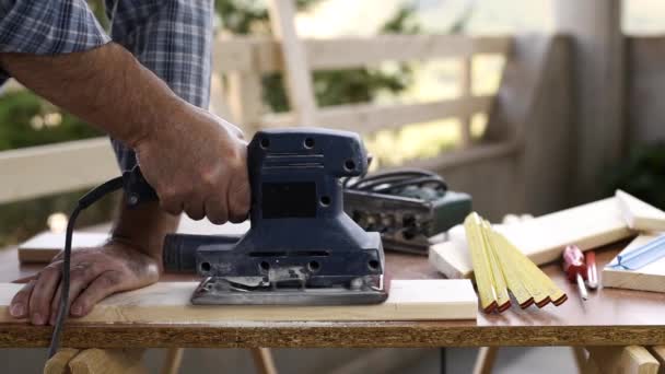 Dorosły Stolarz Rzemieślnik Szlifierki Elektrycznej Wygładza Drewniany Stół Housework Zrób — Wideo stockowe