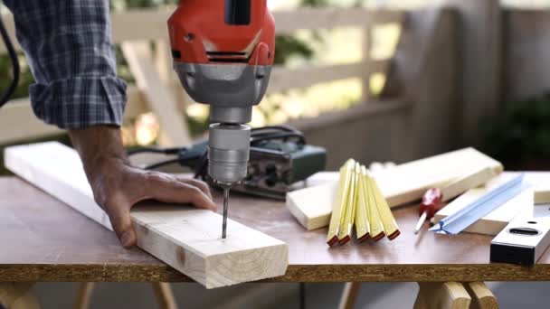 Carpinteiro Artesão Adulto Com Obras Broca Elétrica Faz Buraco Uma — Vídeo de Stock