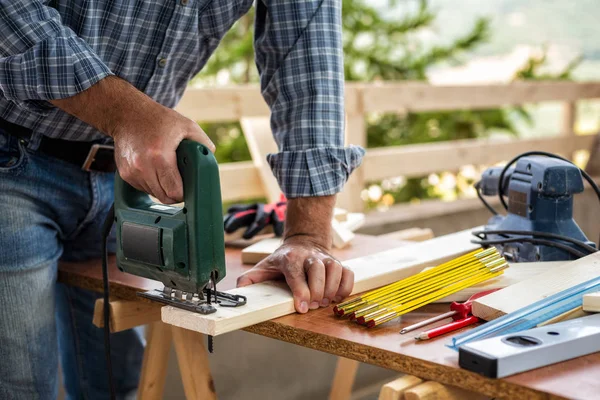 Artigiano al lavoro su tavole di legno . — Foto Stock