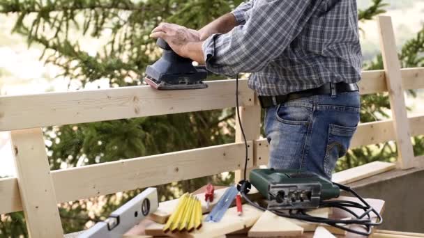 Artesano Carpintero Adulto Con Lijadora Eléctrica Suaviza Las Tablas Una — Vídeos de Stock