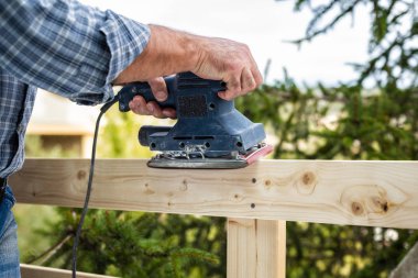 Ahşap tahtalar üzerinde iş başında Craftsman.