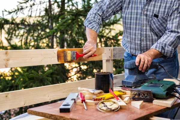 Artesano en el trabajo en una cerca de madera . — Foto de Stock