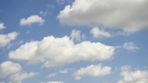 Vista General Hermoso Cielo Azul Primavera Con Nubes Que Mueven — Vídeo de stock