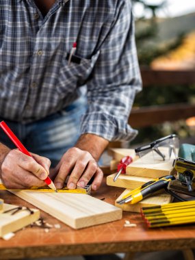 Ahşap tahtaların ustası. Marangozluk.