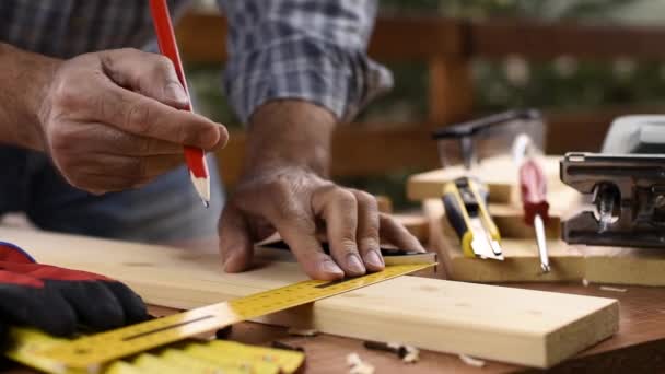 Tukang Kayu Dewasa Dengan Pensil Dan Tukang Kayu Melacak Garis — Stok Video