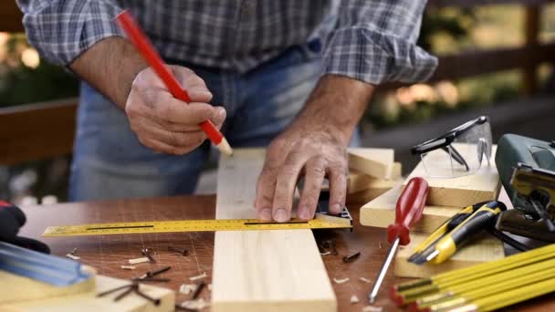 Artisan Menuisier Adulte Avec Crayon Les Menuisiers Carré Tracer Ligne — Video