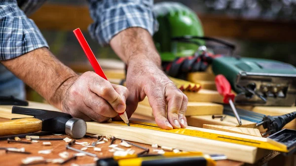 Řemeslník pracující na dřevěných prknech. Tesařství. — Stock fotografie