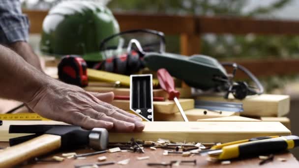 Carpinteiro Adulto Faz Exame Medida Com Traço Quadrado Carpinteiro Linha — Vídeo de Stock