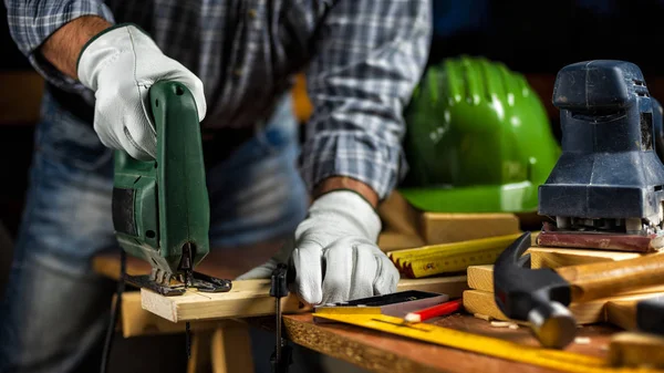 Artigiano al lavoro su tavole di legno. Falegnameria . — Foto Stock