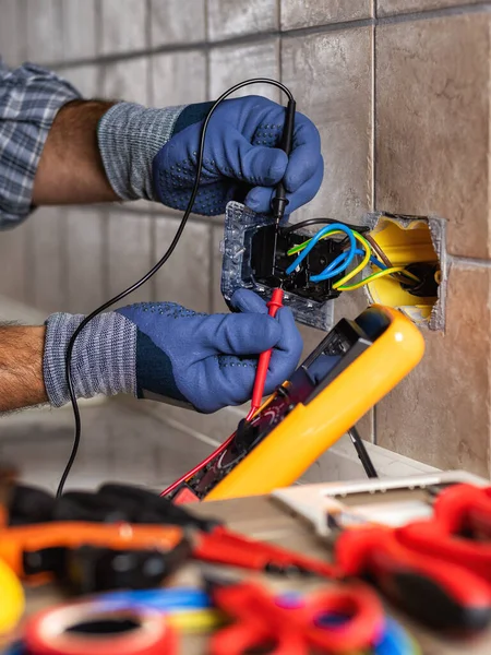 Électricien Travail Avec Testeur Mesure Tension Dans Les Prises Système — Photo