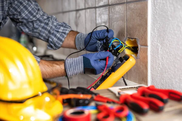 Elektriker Bei Der Arbeit Mit Dem Tester Misst Die Spannung Stockbild