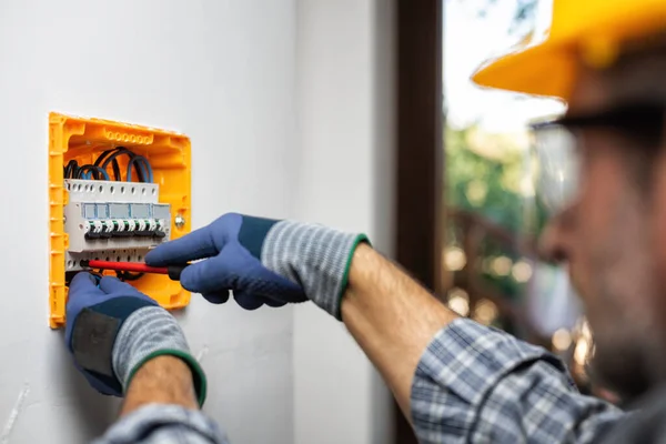 Eletricista Trabalho Com Chave Fenda Corrige Cabo Nos Interruptores Painel — Fotografia de Stock