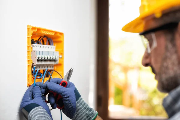 Eletricista Trabalho Prepara Cabos Elétricos Quadro Sistema Elétrico Residencial Indústria — Fotografia de Stock