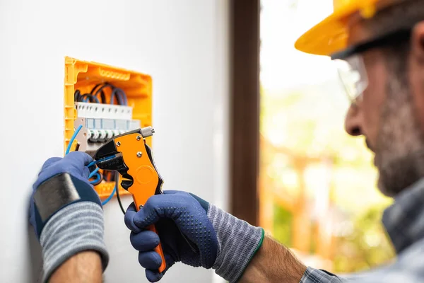 Eletricista Trabalho Prepara Cabos Elétricos Quadro Sistema Elétrico Residencial Indústria — Fotografia de Stock