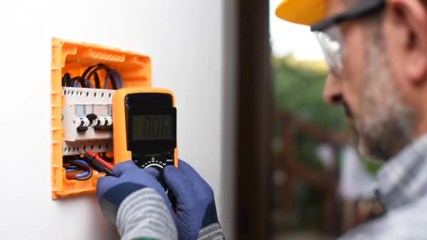 Eletricista Trabalho Com Testador Mede Tensão Painel Elétrico Uma Instalação — Vídeo de Stock