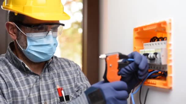 Électricien Travail Sur Panneau Électrique Protégé Par Casque Des Lunettes — Video