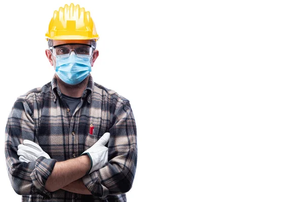 카펜터 직원들은 배경에 고립되어 코로나 바이러스 감염을 수술용 마스크를 착용하고 — 스톡 사진