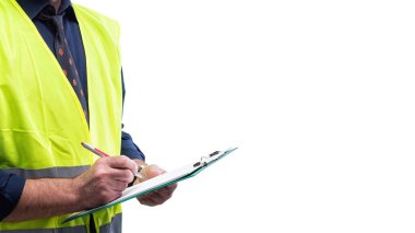 Beyaz arka planda izole edilmiş mühendis Coronavirus 'un yayılmasını önlemek için cerrahi maske takıyor, elinde kalem ve defter tutuyor. İş yerinde salgının önlenmesi Covid-19.