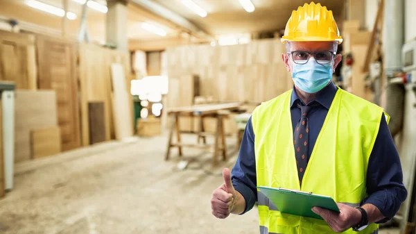 Ingeniero Taller Carpintería Usa Máscara Quirúrgica Para Prevenir Propagación Del — Foto de Stock