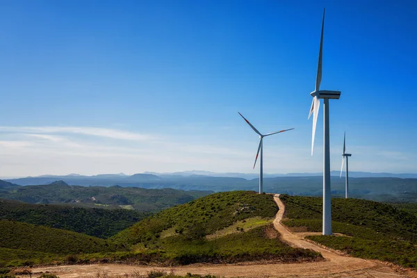 Вітер Віє Прекрасному Блакитному Небі Гірській Вітровій Електростанції Сардинії Поняття — стокове фото