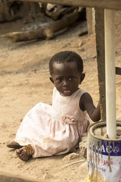 Akra Ghana Grudnia 2016 Roku African Dziewczynka Przy Ulicy Accra — Zdjęcie stockowe