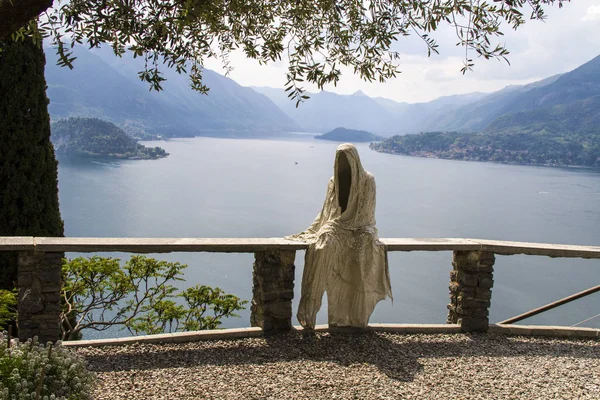 Varenna 'daki Castel di Vezio' da heykel, Como Gölü, İtalya