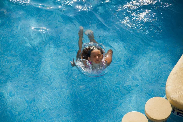 Menina Salpicando Água Azul — Fotografia de Stock