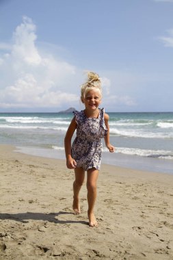 Mutlu kız plajda çalışan