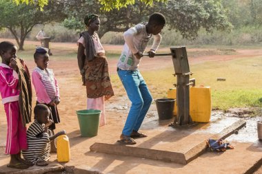 Gana, Accra - 02 Ocak 2017: Afrika Gana aile almak su kuyu Accra, Gana