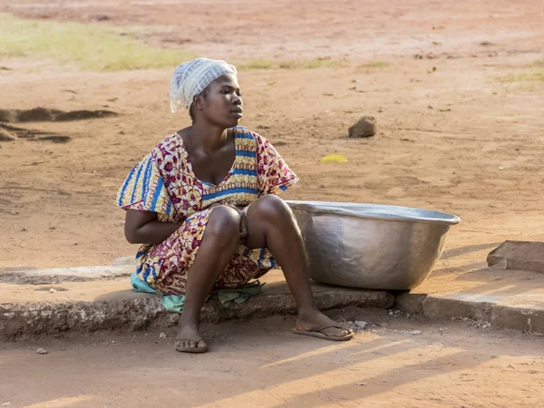 Ghana Akra Stycznia 2017 Kobieta Afryki Ghana Czekają Wziąć Wody — Zdjęcie stockowe