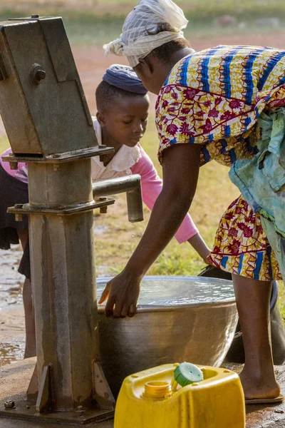 阿克拉 2017年1月02日 非洲加纳女孩与她的妈妈在加纳阿克拉的井里取水 — 图库照片