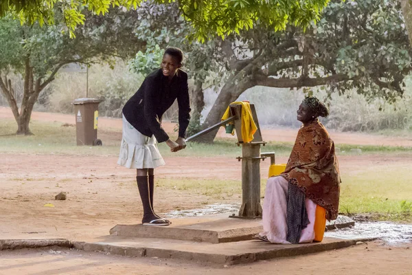 阿克拉 2017年1月02日 非洲加纳妇女在加纳阿克拉油井取水 — 图库照片