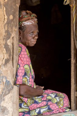 Gana, Accra - 02 Ocak 2017: Afrika yaşlı kadın Accra, Gana yakınlarındaki bir kasabada