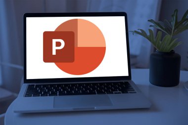 Microsoft 365 için PowerPoint gelişmiş tasarım, işbirliği ve hikaye anlatma araçları ile etkili sunumlar oluşturmanızı sağlar