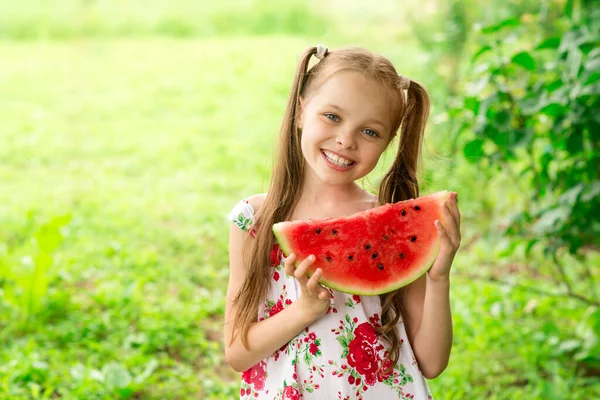 Lächelndes Kleines Mädchen Mit Blauen Augen Isst Draußen Auf Dem — Stockfoto