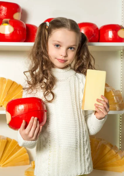 Kleines Mädchen Mit Käse Der Hand Supermarkt Vor Den Regalen — Stockfoto