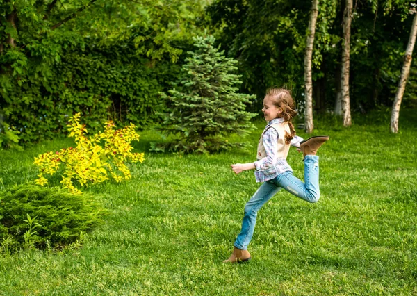 Ευτυχισμένο Κοριτσάκι Που Πηδάει Στο Καλοκαιρινό Λιβάδι Έννοια Της Ευτυχίας — Φωτογραφία Αρχείου