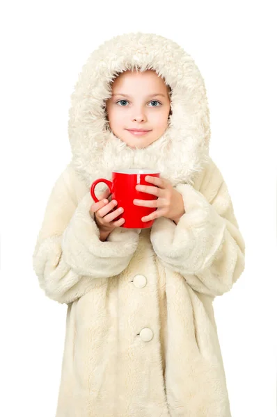 Menina Sorridente Roupas Inverno Com Uma Xícara Vermelha Bebida Quente — Fotografia de Stock