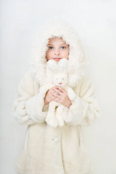 Kışlık Giysiler Içinde Oyuncak Bir Tavşanla Güzel Bir Kız Hafif — Stok fotoğraf
