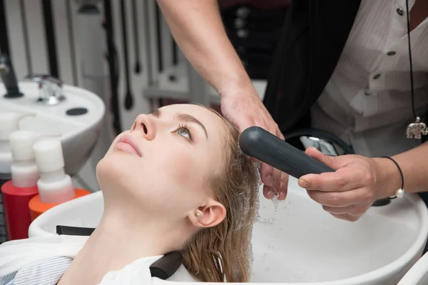 Giovane Donna Con Parrucchiere Che Lava Testa Salone Capelli — Foto Stock