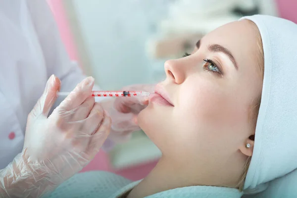 Manos Del Cosmetólogo Haciendo Inyección Cara Labios Mujer Joven Recibe — Foto de Stock