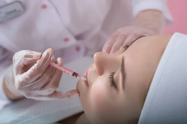 Handen Van Cosmetoloog Die Injectie Maakt Gezicht Lippen Jonge Vrouw — Stockfoto