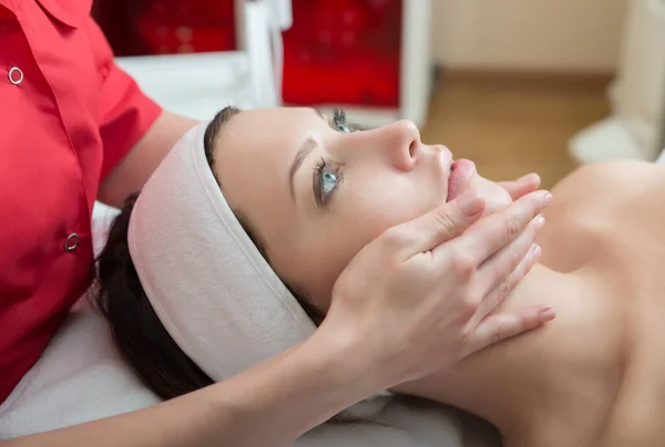 Masaje Facial Cuidado Piel Cuerpo Del Spa Primer Plano Mujer —  Fotos de Stock