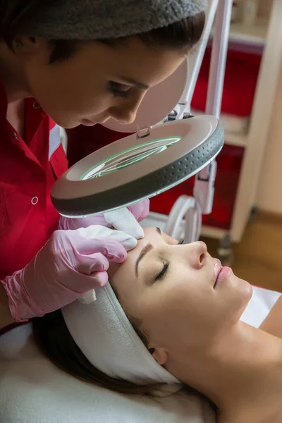 Schöne Junge Frau Die Gesicht Putzt Model Liegen Mit Geschlossenen — Stockfoto