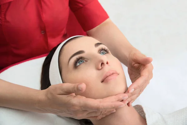 Massage Visage Spa Soin Peau Corps Gros Plan Jeune Femme — Photo