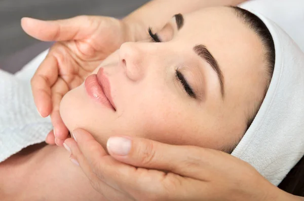 Masaje Facial Cuidado Piel Cuerpo Del Spa Primer Plano Mujer —  Fotos de Stock