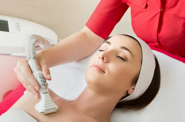 Verjongende Gezichtsbehandeling Model Krijgen Heftherapie Massage Een Beauty Spa Salon — Stockfoto