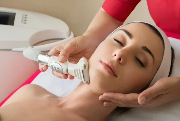 Tratamiento Facial Rejuvenecedor Modelo Recibiendo Masaje Terapia Elevación Salón Belleza — Foto de Stock